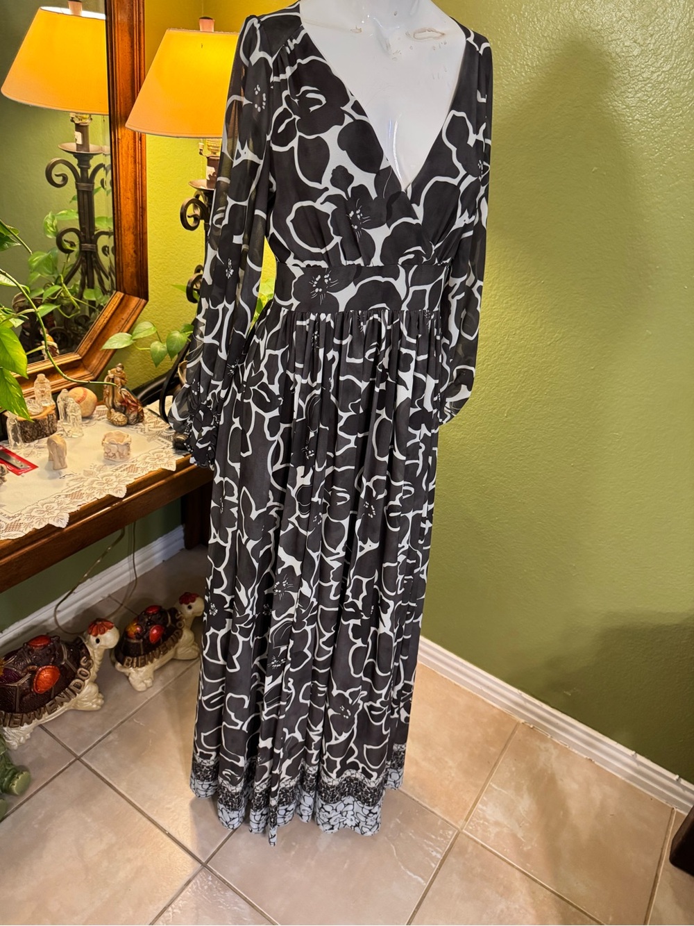 Black & White Floral Maxi Dress with V-Neck
ONE33 SOCIAL